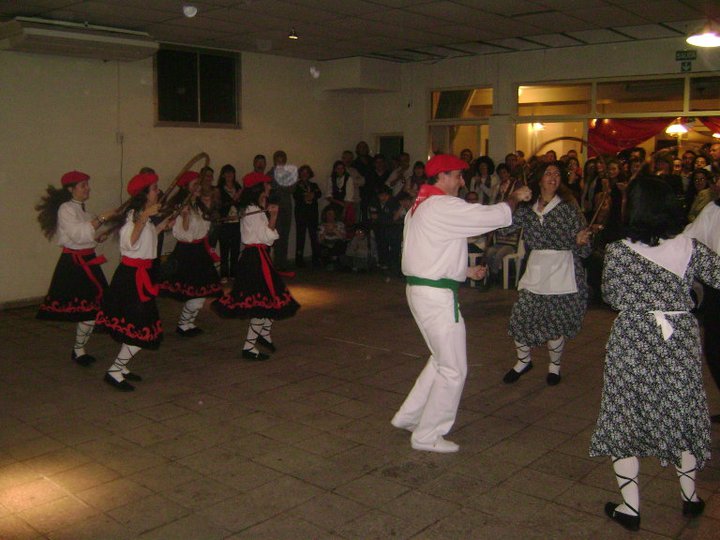 Como parte de los festejor por el aniverario se hizo una fiesta en homenaje a los dantzaris en el Lagun Onak pergaminense (foto EE)